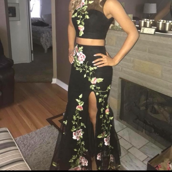 Winter 2017 Sherri Hill Dress - Picture 3 of 5